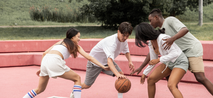 famille qui joue au basket