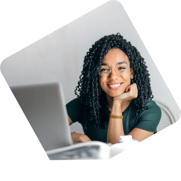 femme sourie bureau